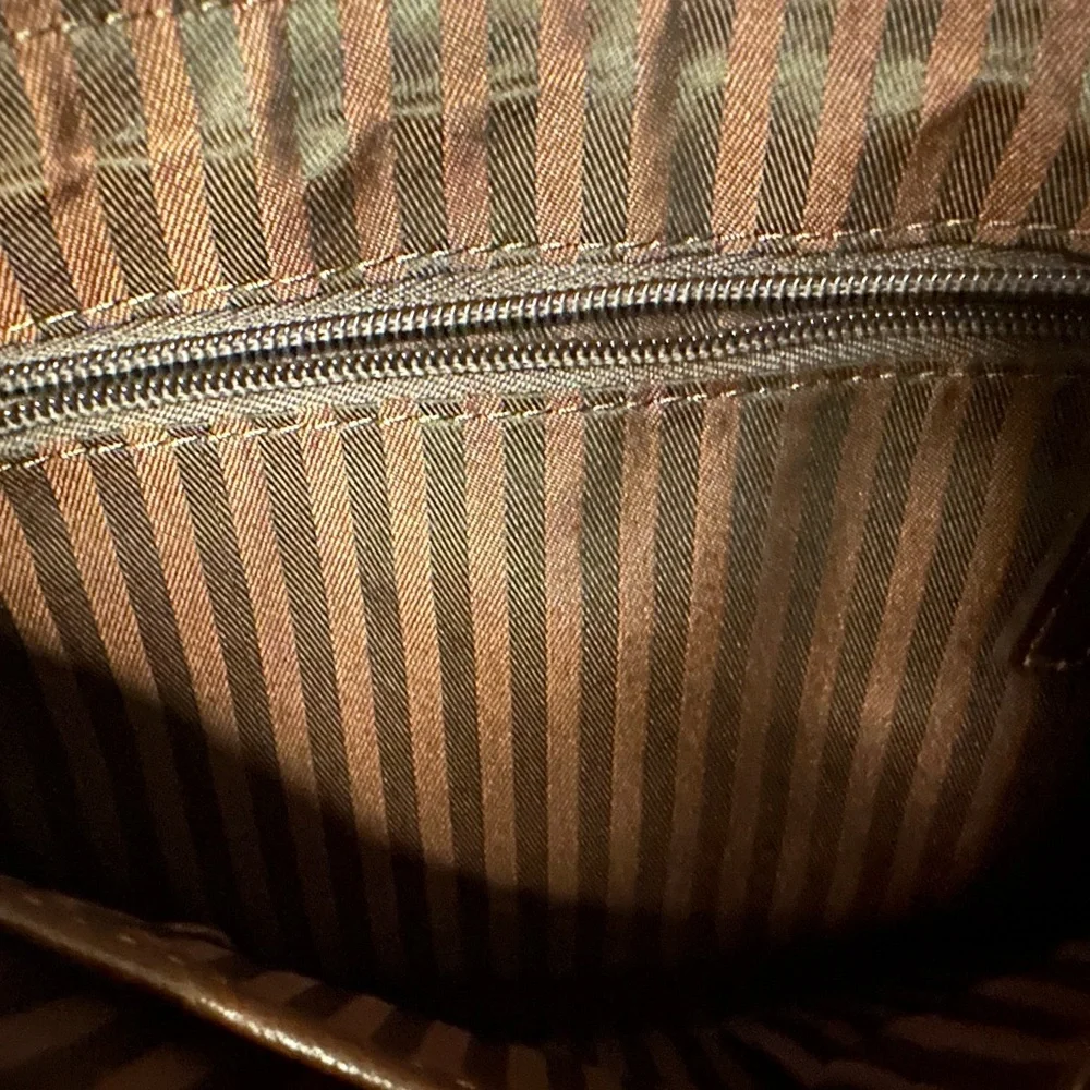 Elegant Dark Brown Leather Crossbody Bag - Picture 8 of 8